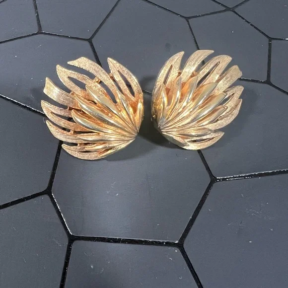 Vintage LISNER Gold Tone Screw Back Leaf Earings - Picture 1 of 5